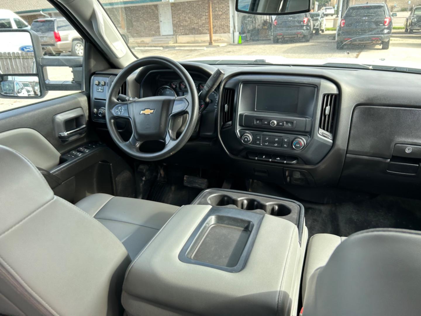 2019 White /Grey Chevrolet Silverado 2500HD Work Truck Double Cab 4WD (2GC2KREG8K1) with an 6.0L V8 OHV 16V engine, 6A transmission, located at 1687 Business 35 S, New Braunfels, TX, 78130, (830) 625-7159, 29.655487, -98.051491 - Photo#10